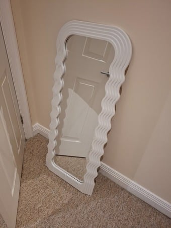 White wavy mirror 