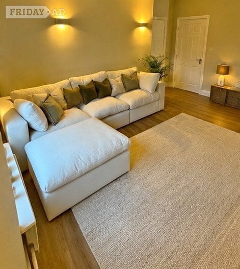 London Corner Sofa| Beige\Cream 4x Seater curved corner sofa For Sale  