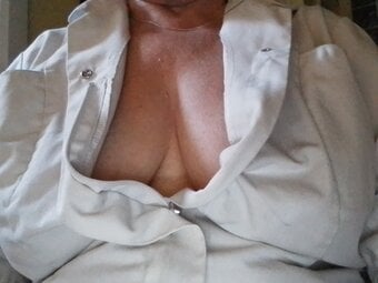 HI IM JENNY A VERY SEXY MATURE MASSAGE AND SEX THERAPIST