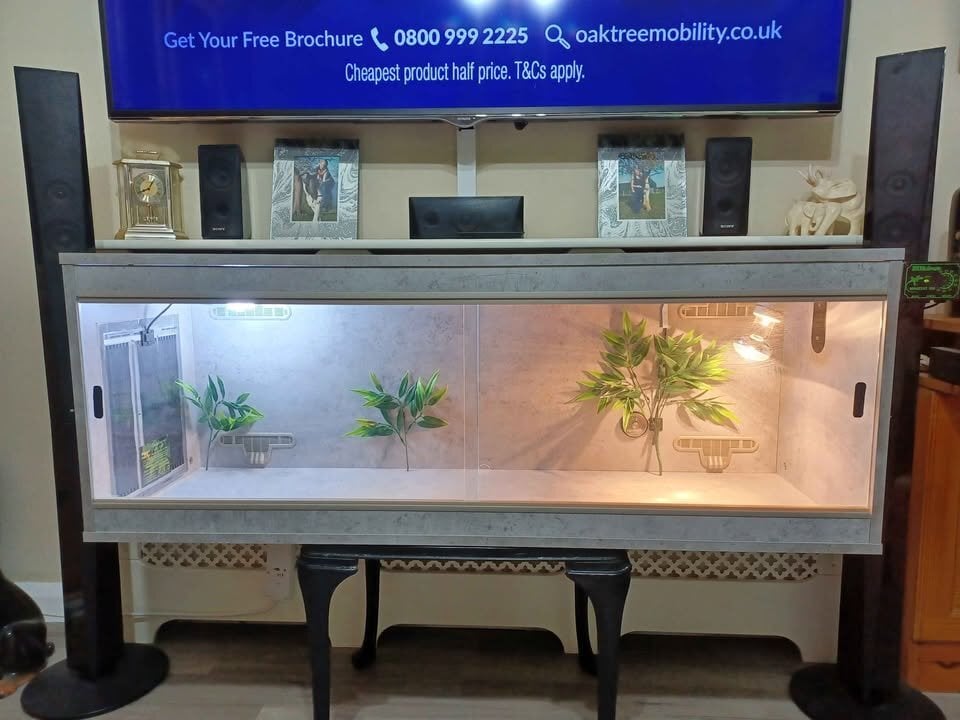 Vivarium 4 foot light grey with electrics