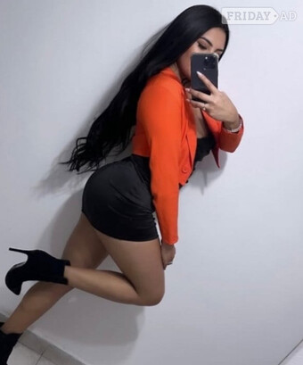 Busty latino brunette, waiting for you!