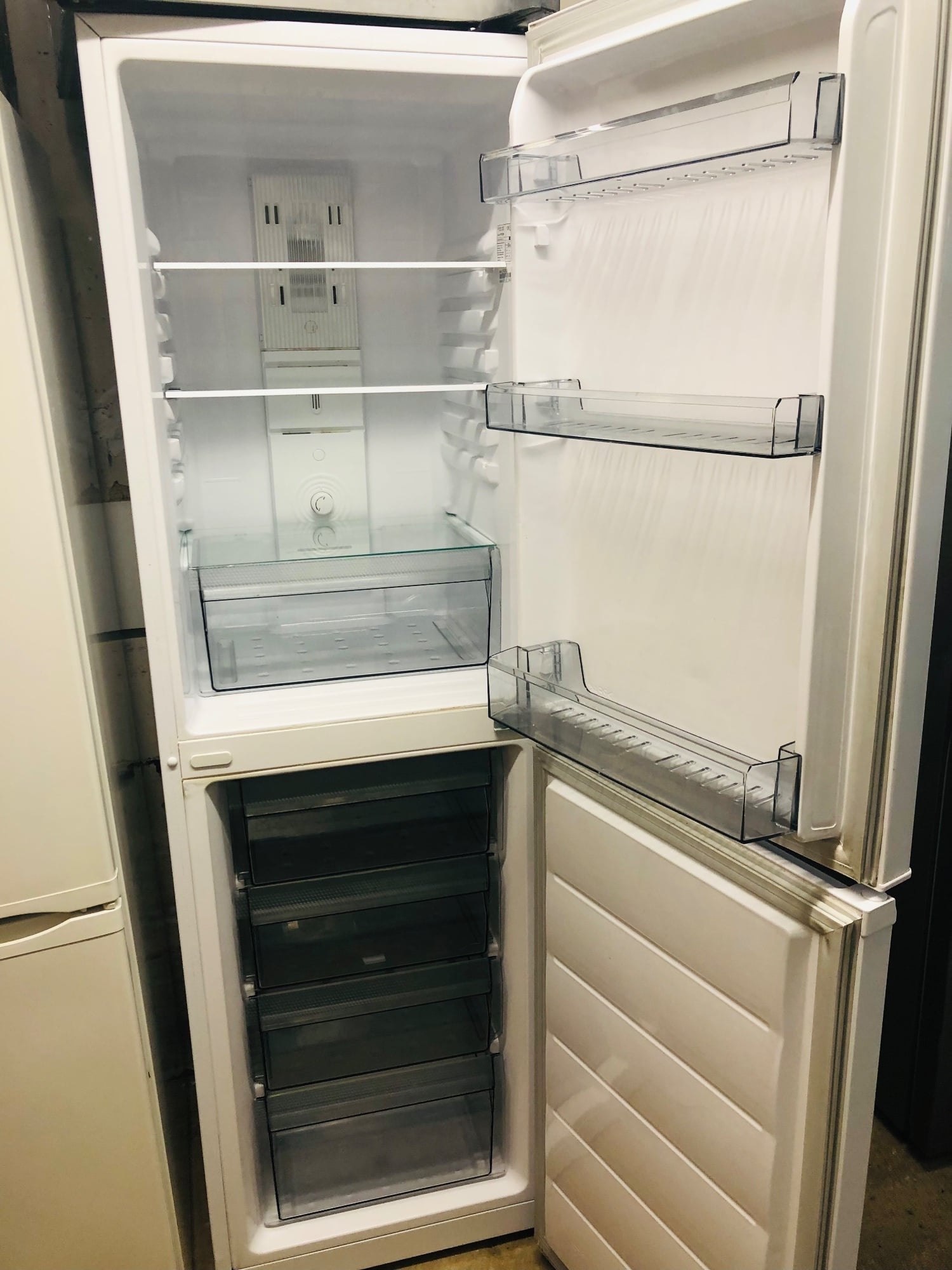 Daweoo frost free fridge freezer in excellent condition 