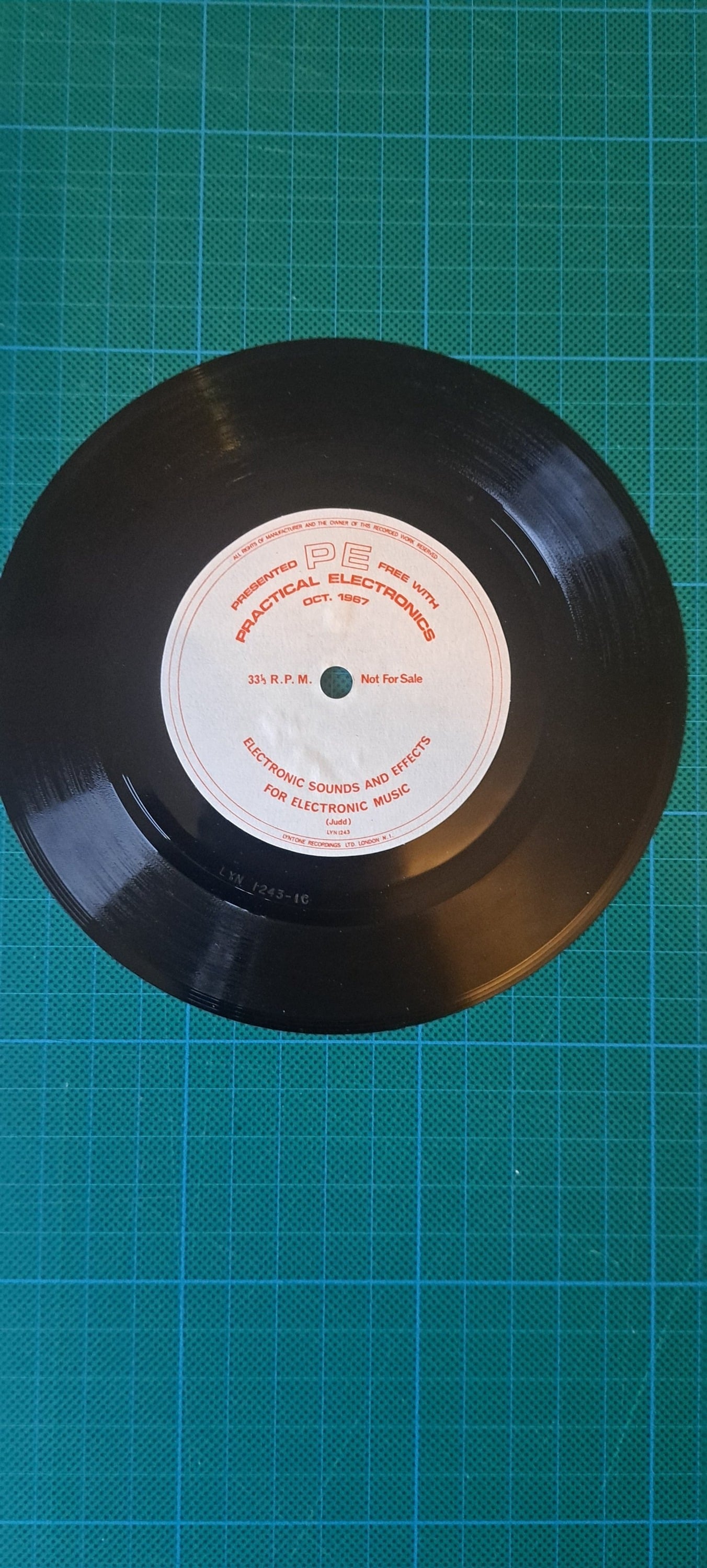CASTLE HAUNTED HOUSE MYSTERY SOUNDS & MUSIC. 45 RPM VINYL RECORD - Movies, Games, Books & Music