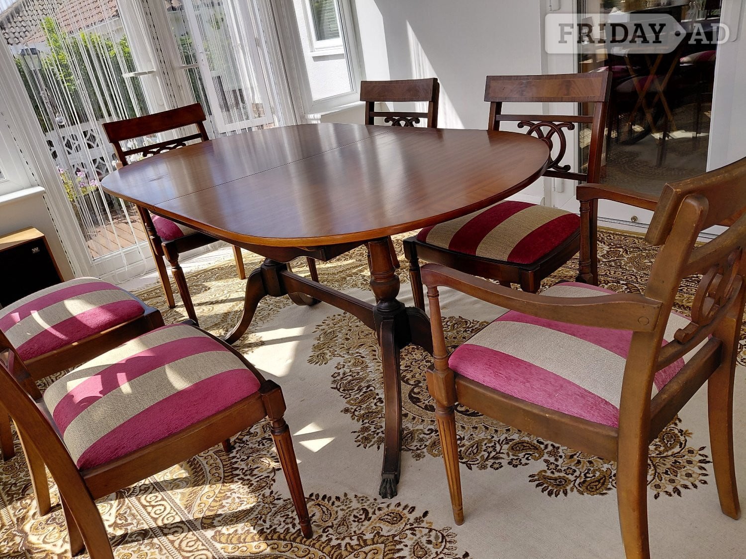 Elegant mahogany dining table, 4 matching chairs and 2 carvers in Peacehaven