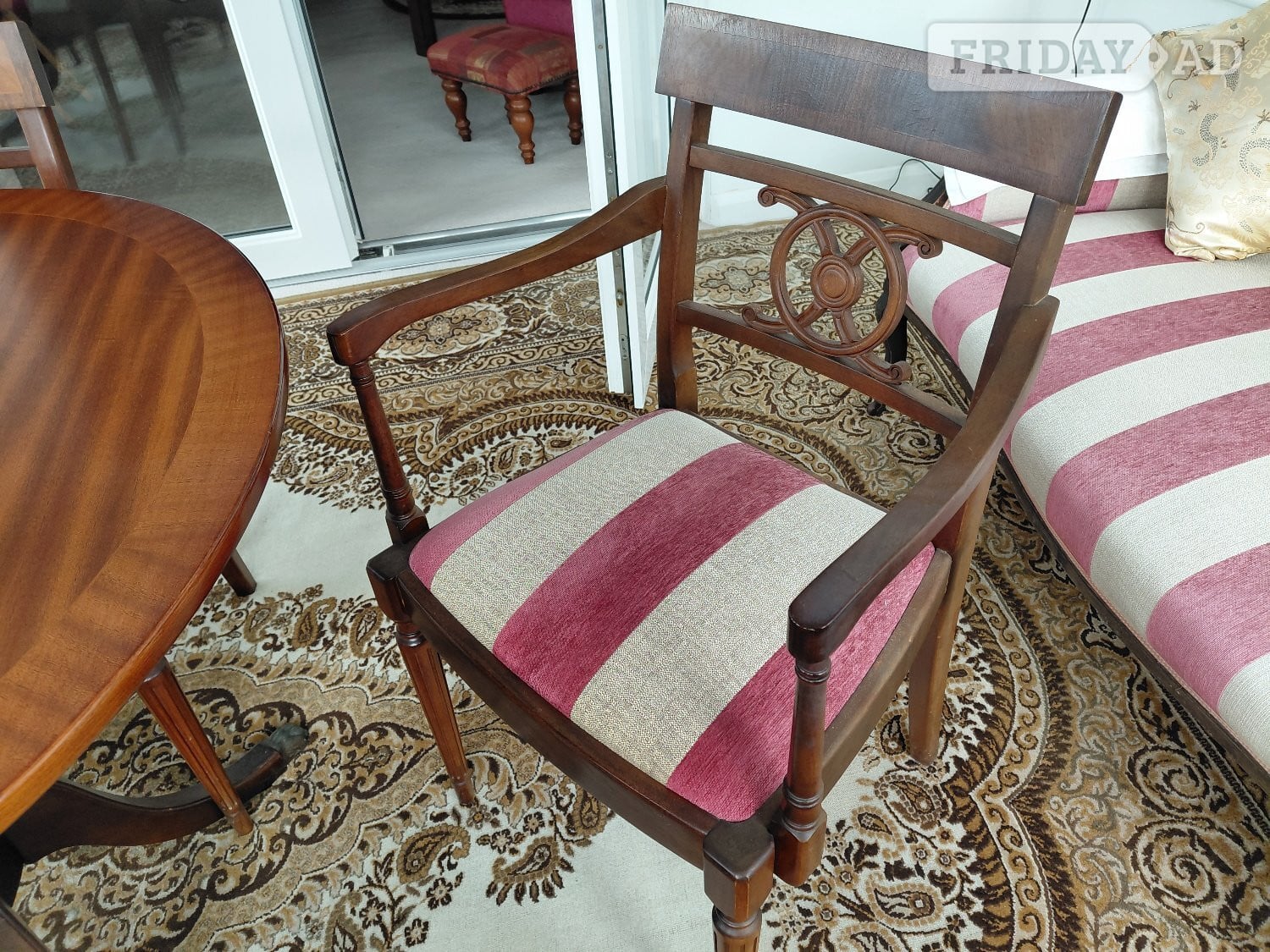 Elegant mahogany dining table, 4 matching chairs and 2 carvers