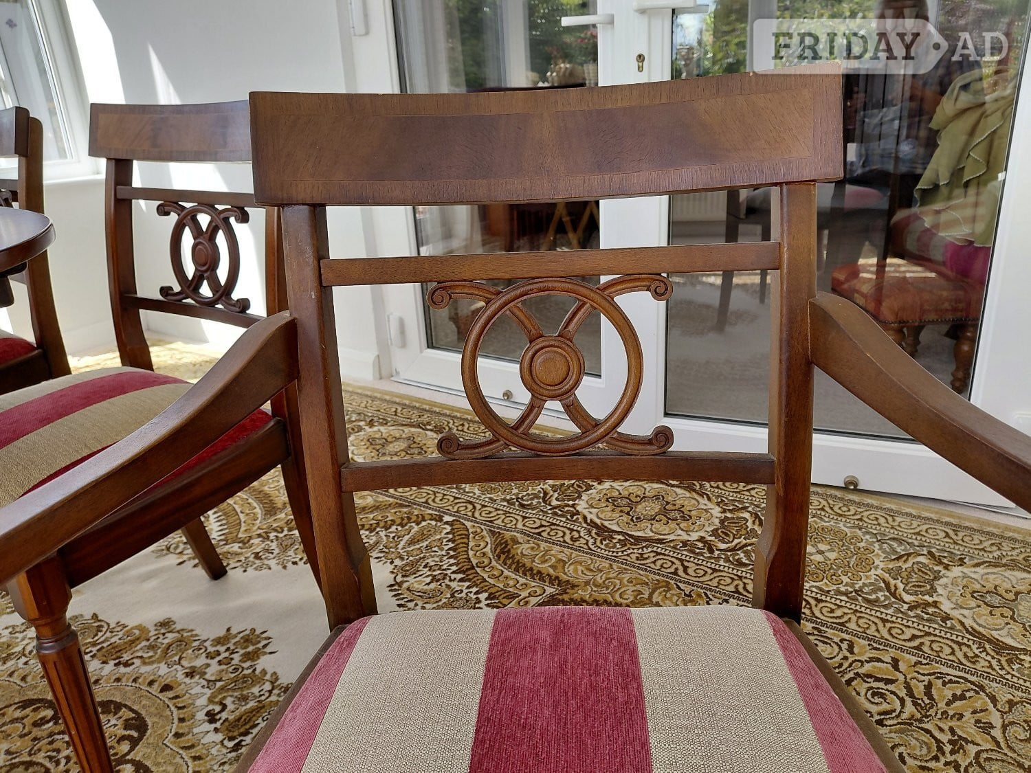 Elegant mahogany dining table, 4 matching chairs and 2 carvers - Furniture in Peacehaven