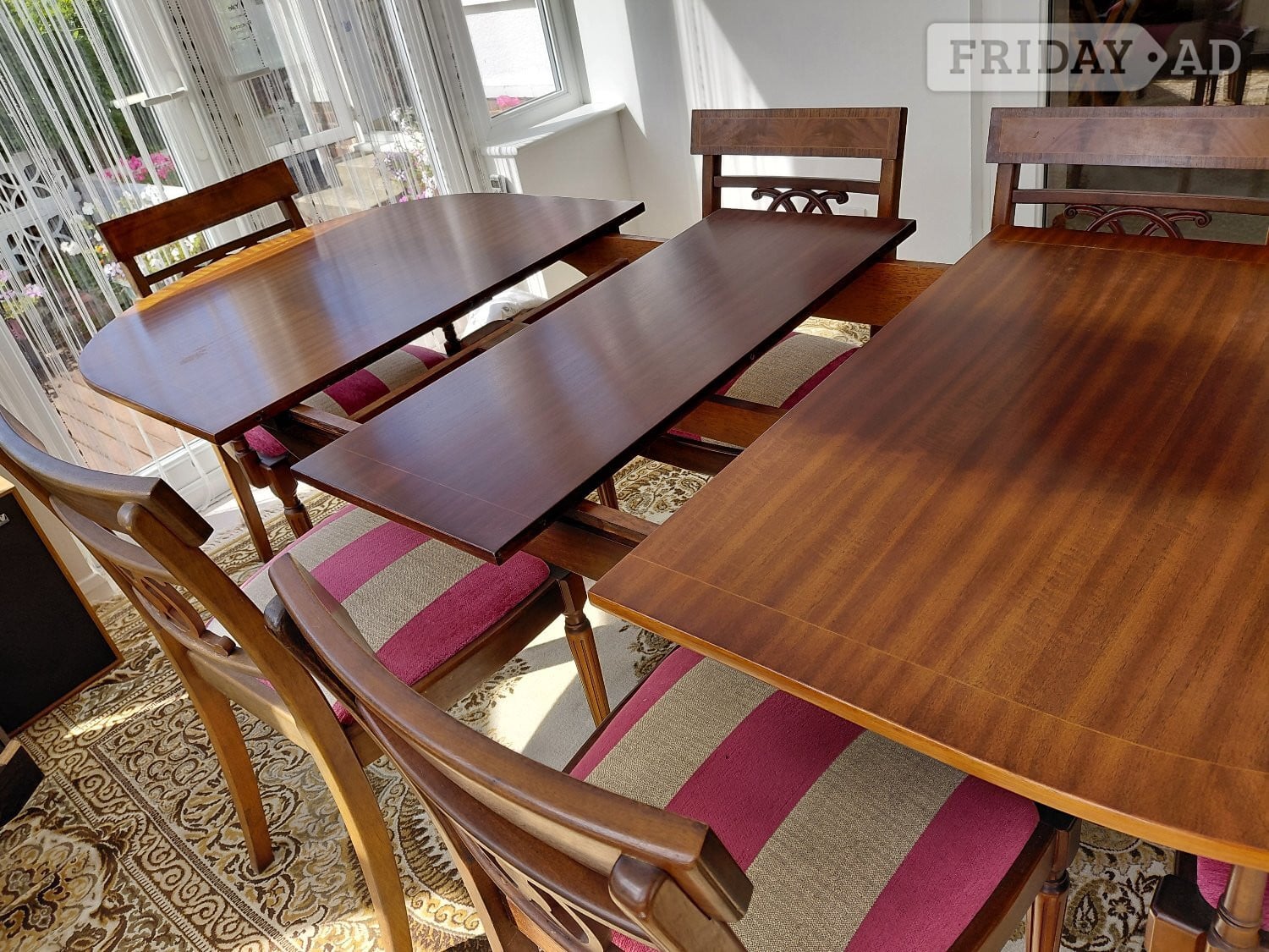 Elegant mahogany dining table, 4 matching chairs and 2 carvers - Furniture