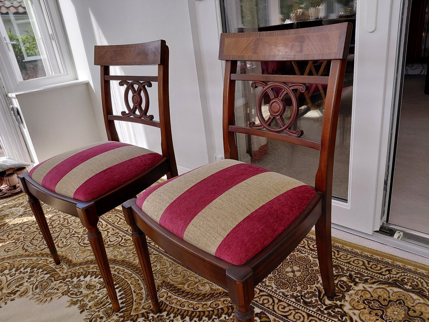 Peacehaven Elegant mahogany dining table, 4 matching chairs and 2 carvers