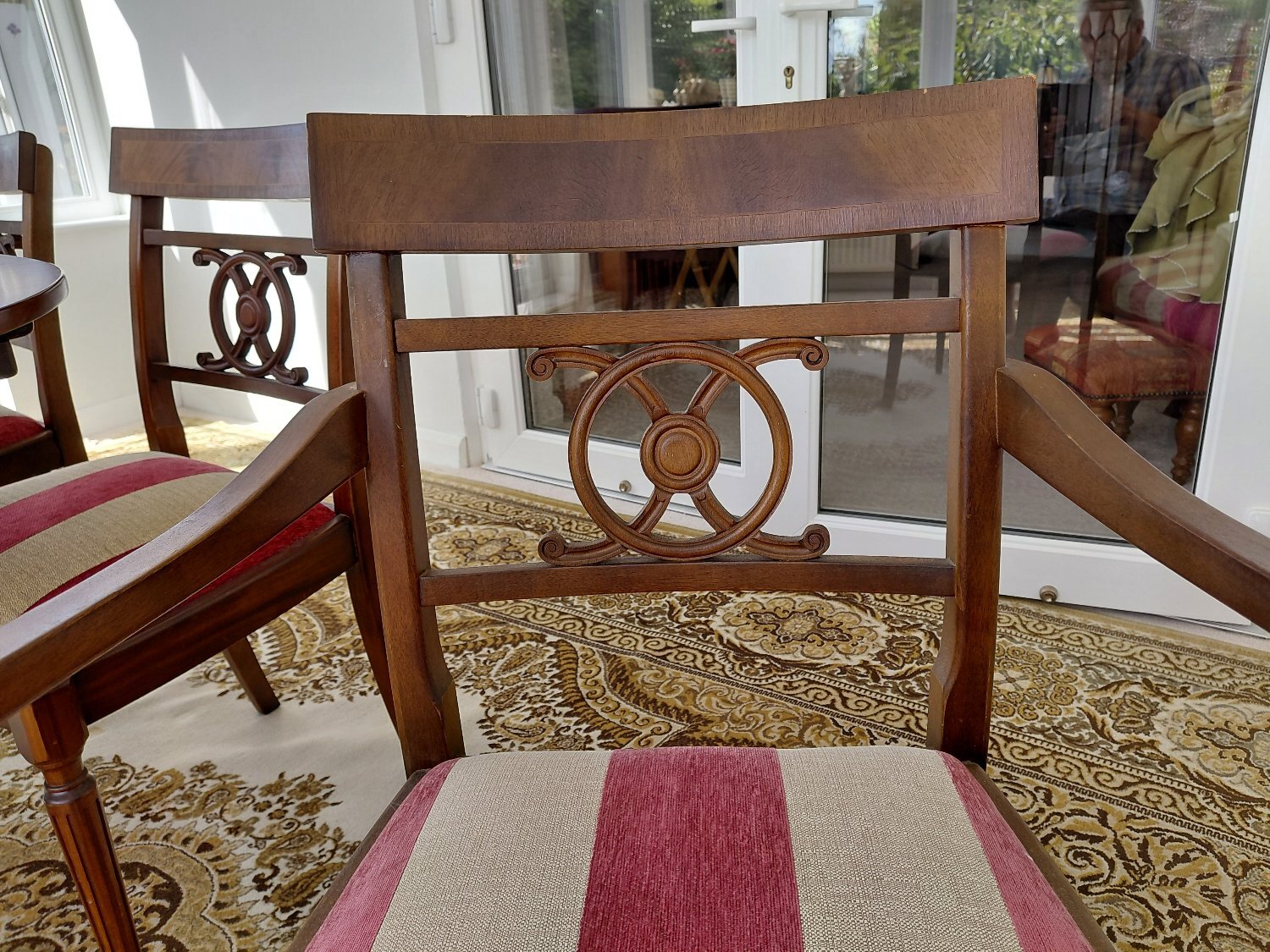 Elegant mahogany dining table, 4 matching chairs and 2 carvers - Furniture in Peacehaven