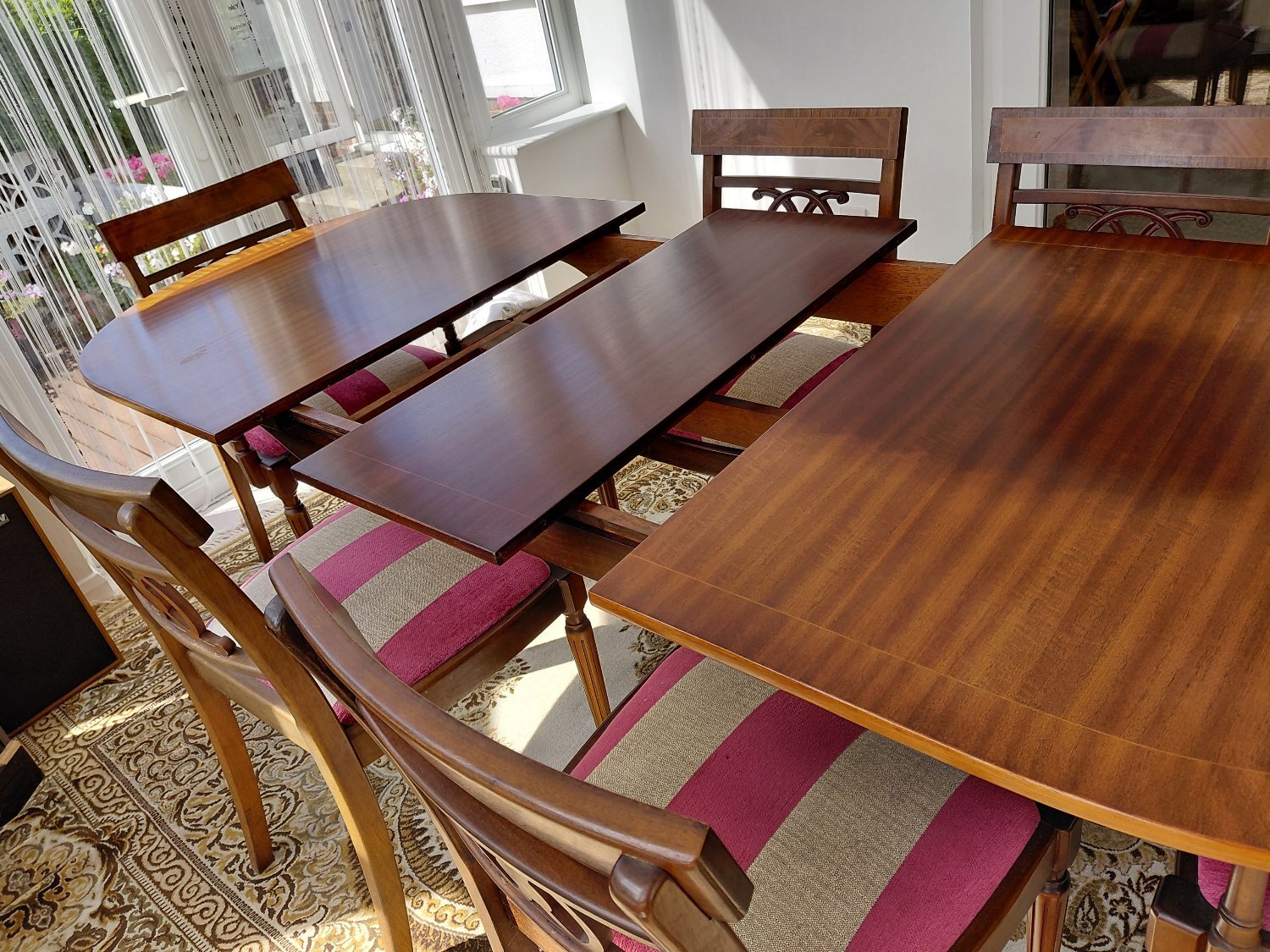 Elegant mahogany dining table, 4 matching chairs and 2 carvers - Furniture