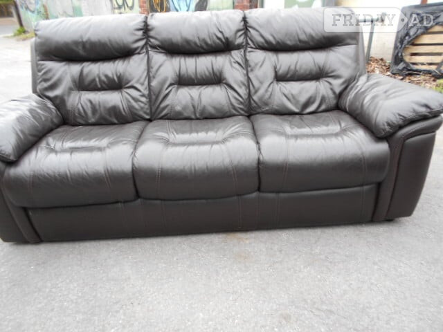 3 SEATER AND 2 SEATER LEATHER SETEES in Sheffield
