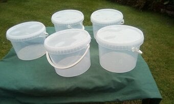 Plastic storage containers x5 with lids and handles.
