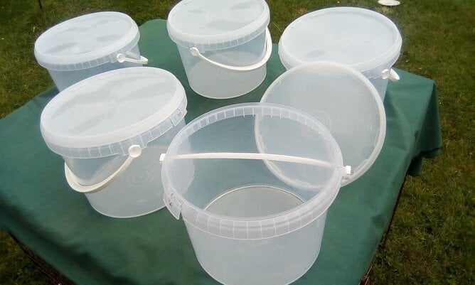 Plastic storage containers x5 with lids and handles.