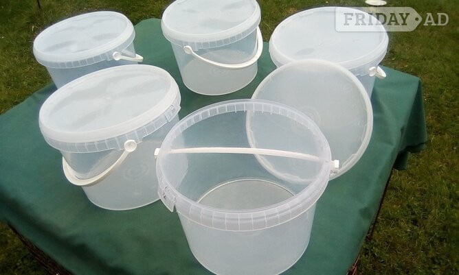 Plastic storage containers x5 with lids and handles.