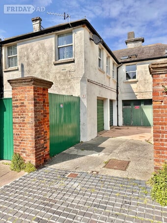 Garage in Town Centre (flats above it)