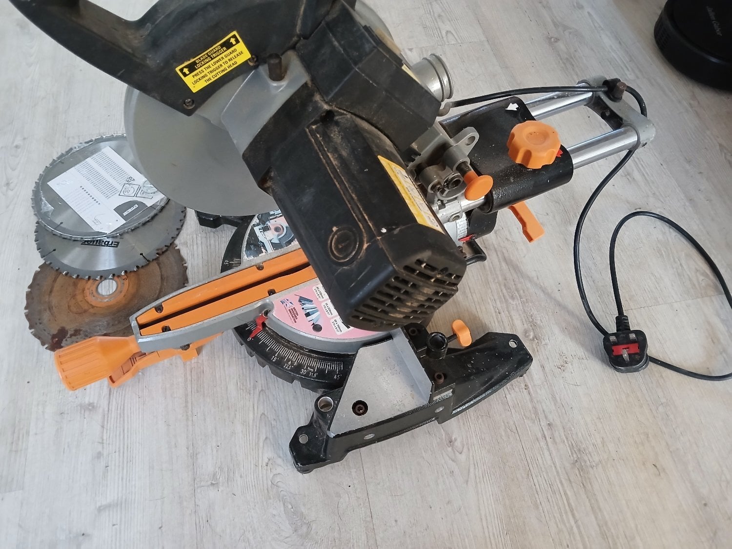  RAGE3S Compound Mitre Saw 240V  - DIY