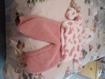 White hoodie with pink  leggings 