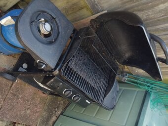 Gas barbecue with included gas bottle