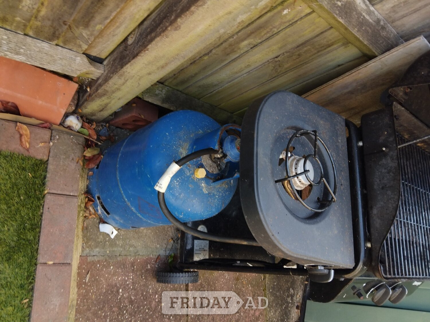Gas barbecue with included gas bottle