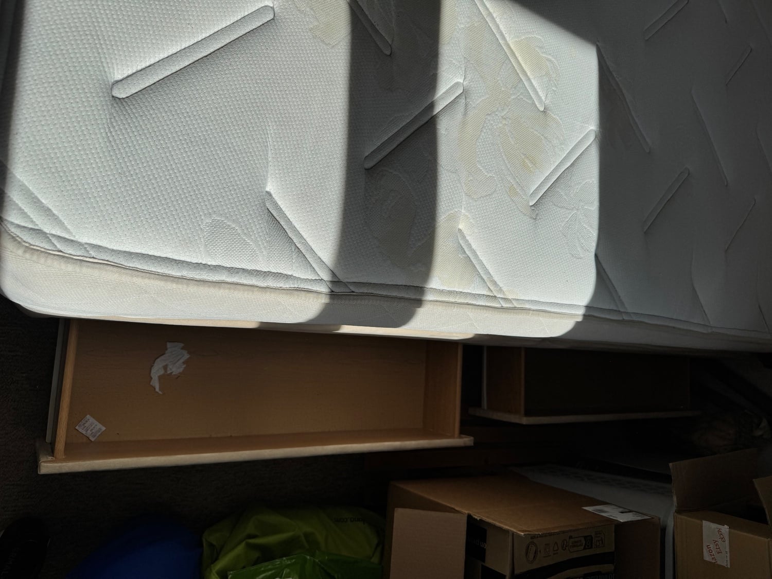 Silentnight king size divan bed with 4 drawers headboard and 3 duvets  - Furniture in Worthing