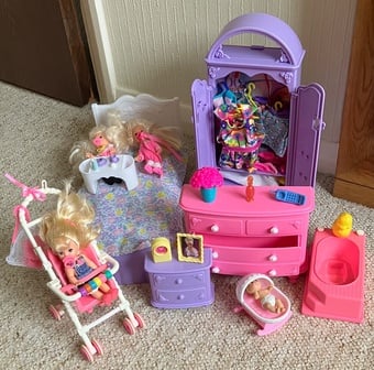 Barbie Bedroom furniture set (90s) with four baby / toddler Barbi