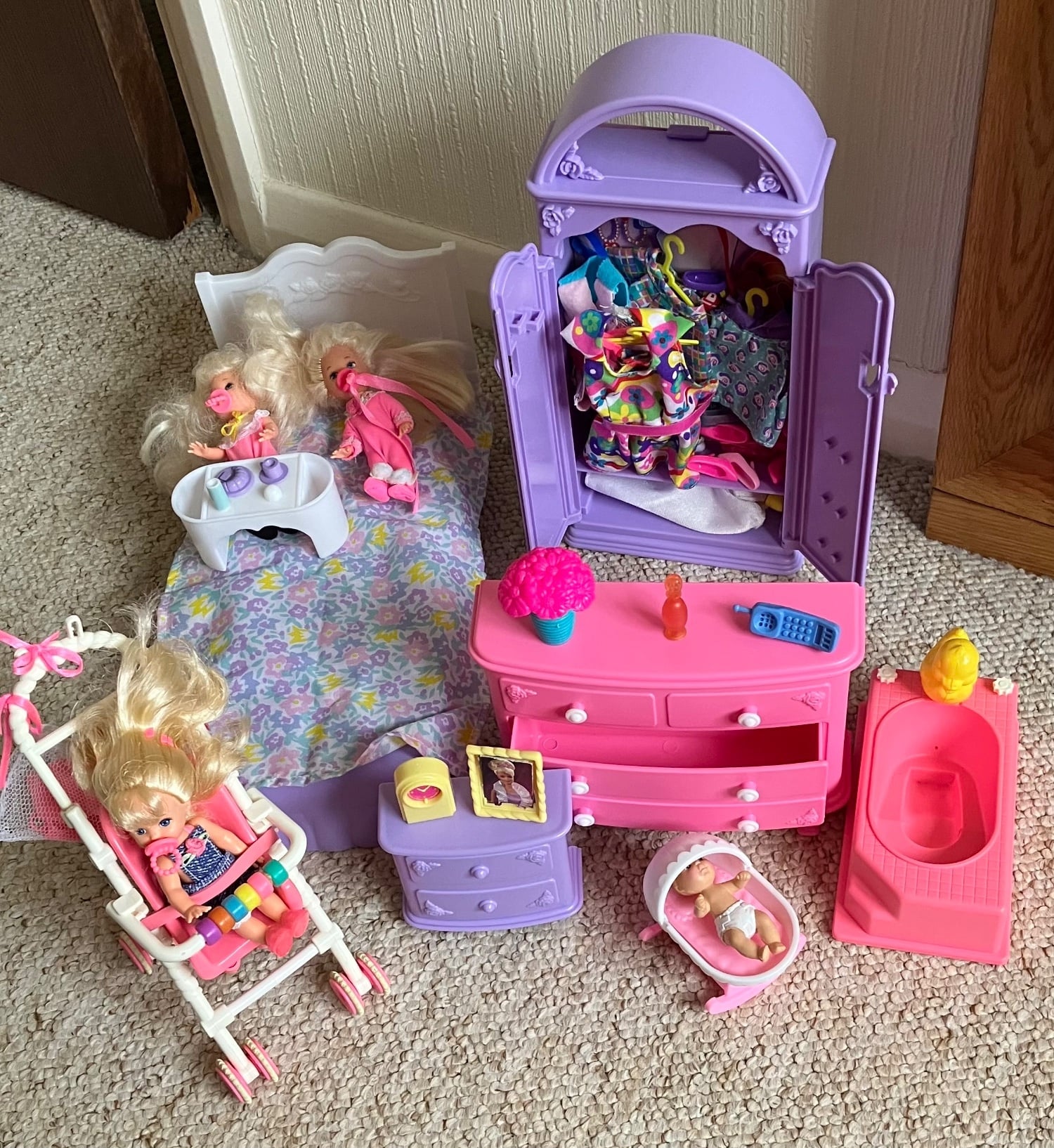 Barbie Bedroom furniture set (90s) with four baby / toddler Barbi