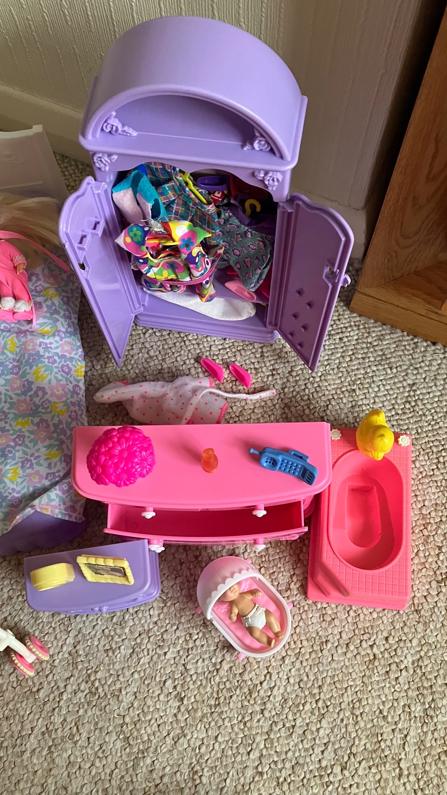 Peacehaven Barbie Bedroom furniture set (90s) with four baby / toddler Barbi