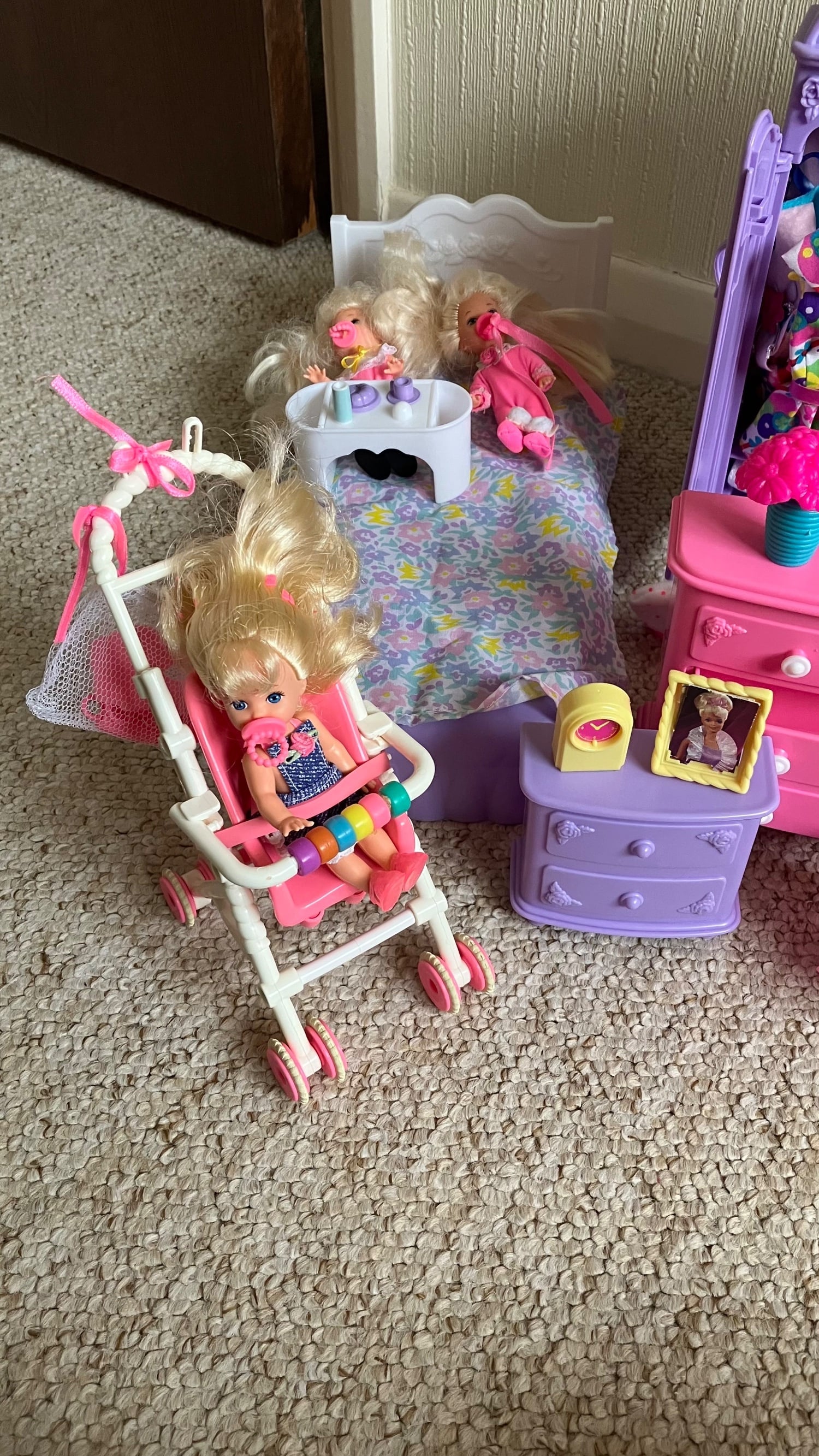 Barbie Bedroom furniture set (90s) with four baby / toddler Barbi - Baby & Kids in Peacehaven