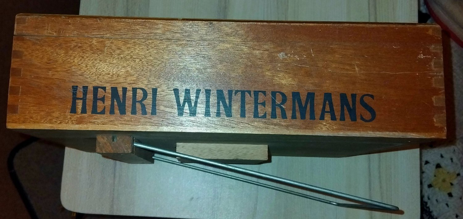 7SHOWCASE VINTAGE WOODEN CIGAR "HENRI WINTERMAN " GLASS FRONT