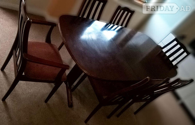 Excellent extendable table with chairs in Mahogany