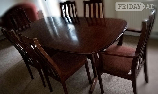 Redhill Excellent extendable table with chairs in Mahogany