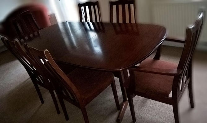 Redhill Excellent extendable table with chairs in Mahogany