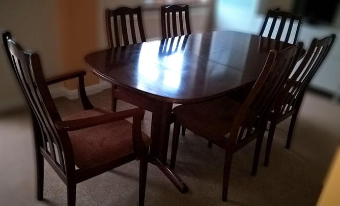 Excellent extendable table with chairs in Mahogany - Antiques & Collectables in Redhill
