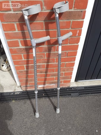Adjustable walking crutches