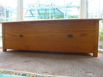 Pine blanket/storage box