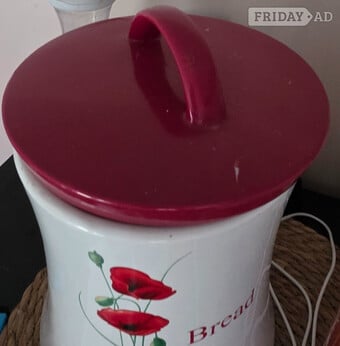 Bread bin with poppy 