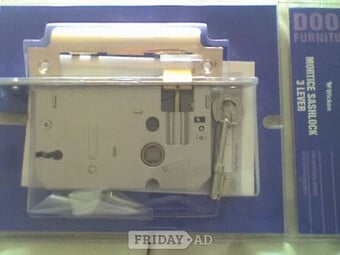 NEW - WICKES Chrome 3 Lever SashLock 64mm Fitting with 2 Keys