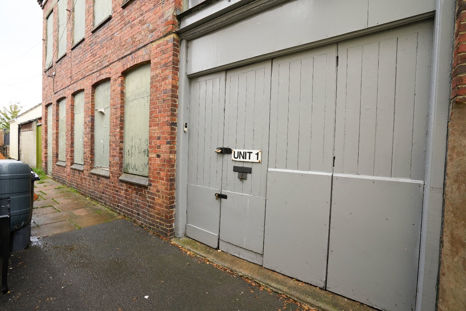 Large workshop close to Bexhill town centre with vehicular access - Commercial Properties