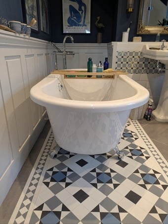 Freestanding claw foot Burlington bath 