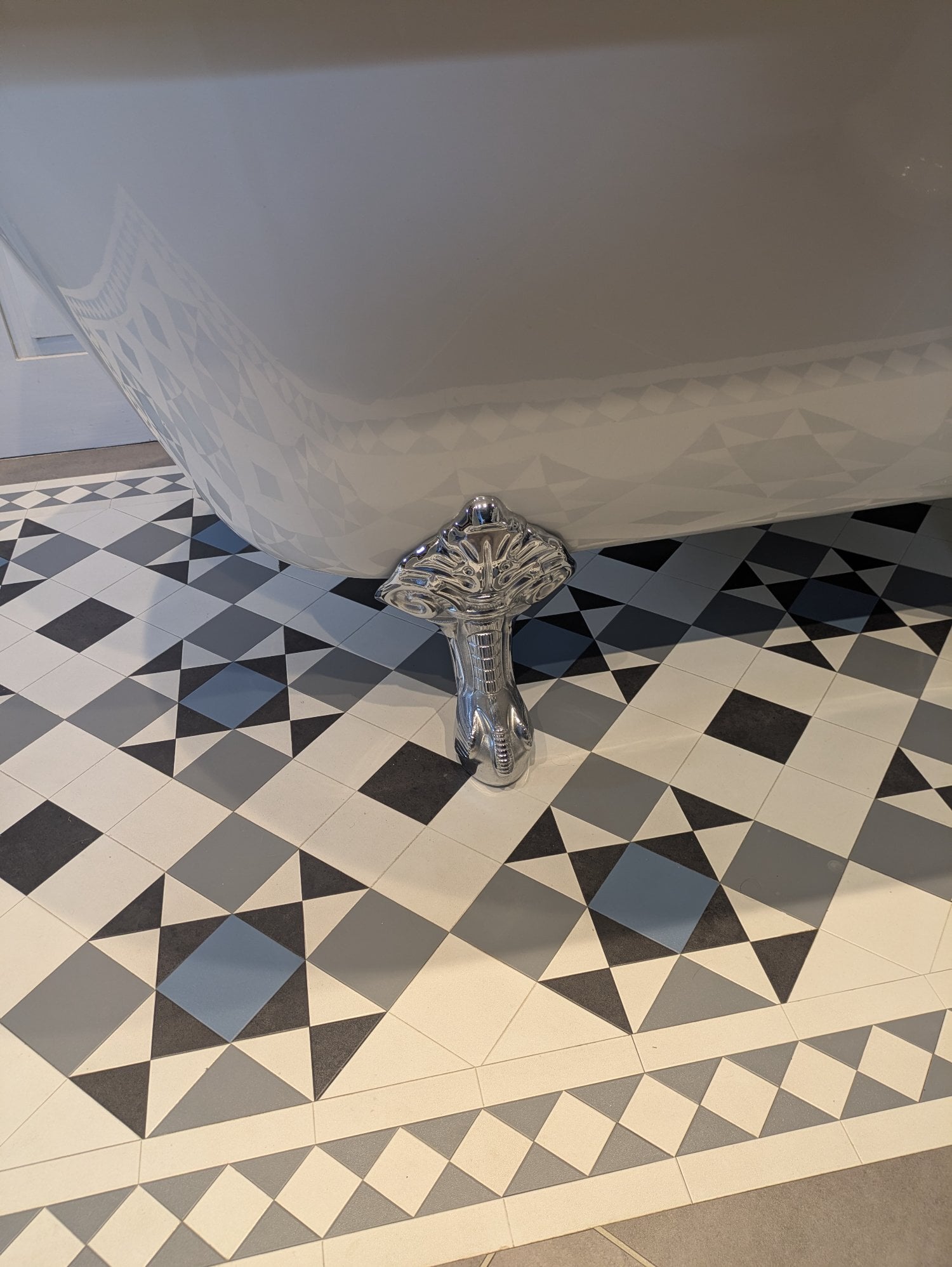 Lewes Freestanding claw foot Burlington bath 