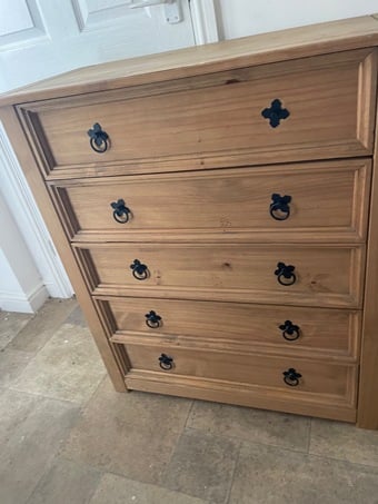 Chest of drawers 