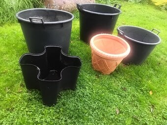 Large plastic garden pots x5.