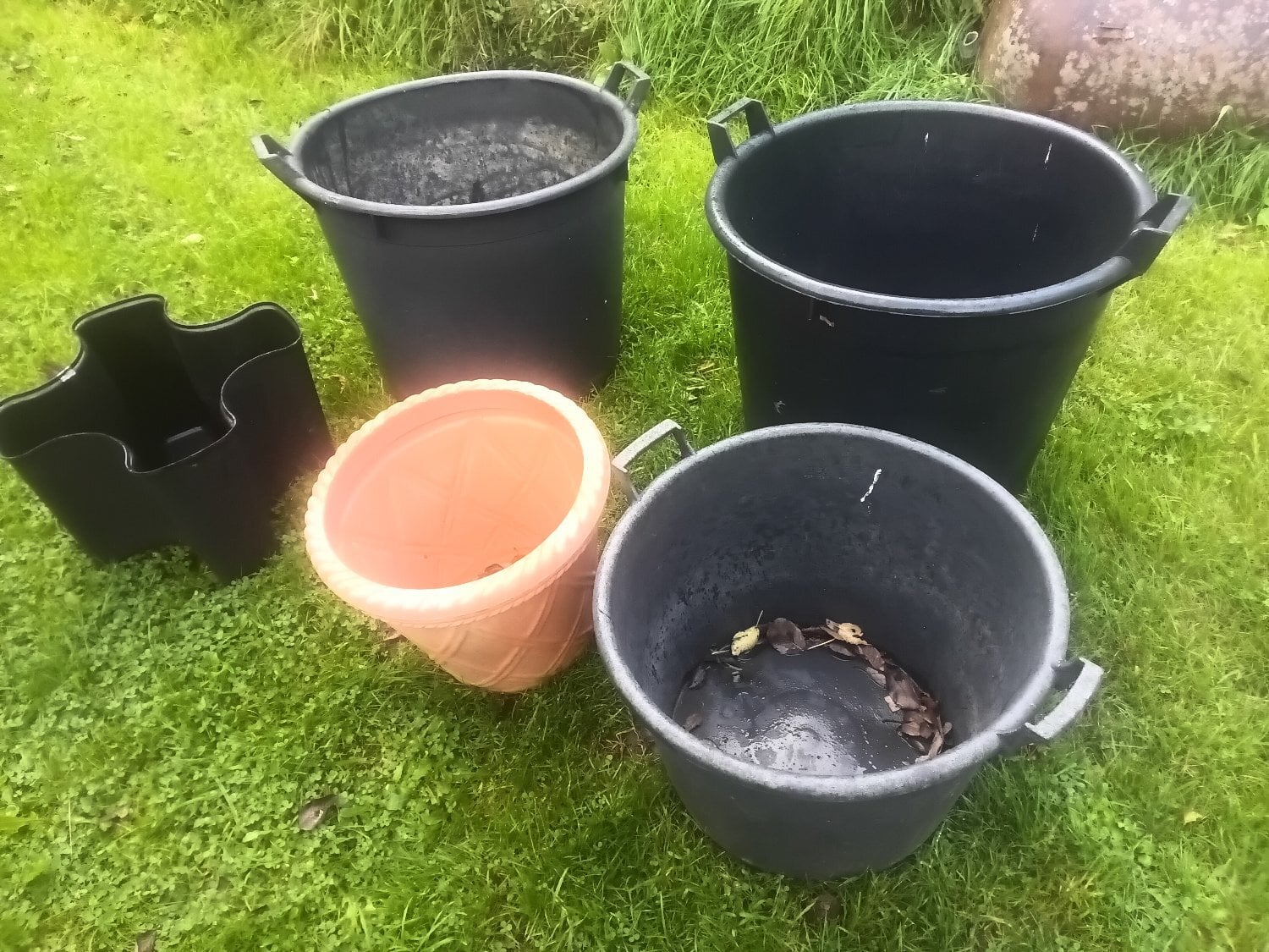 Large plastic garden pots x5.