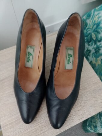 Bertie (vintage) black leather heel shoes size 6