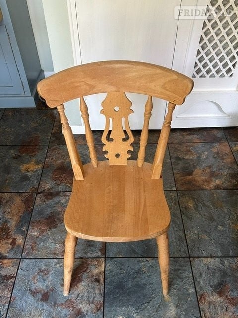 Worthing Pine circular table + 4 chairs