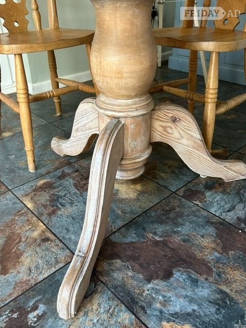 Pine circular table + 4 chairs - Furniture in Worthing