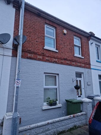 2 Bed house with courtyard garden & on street parking in town