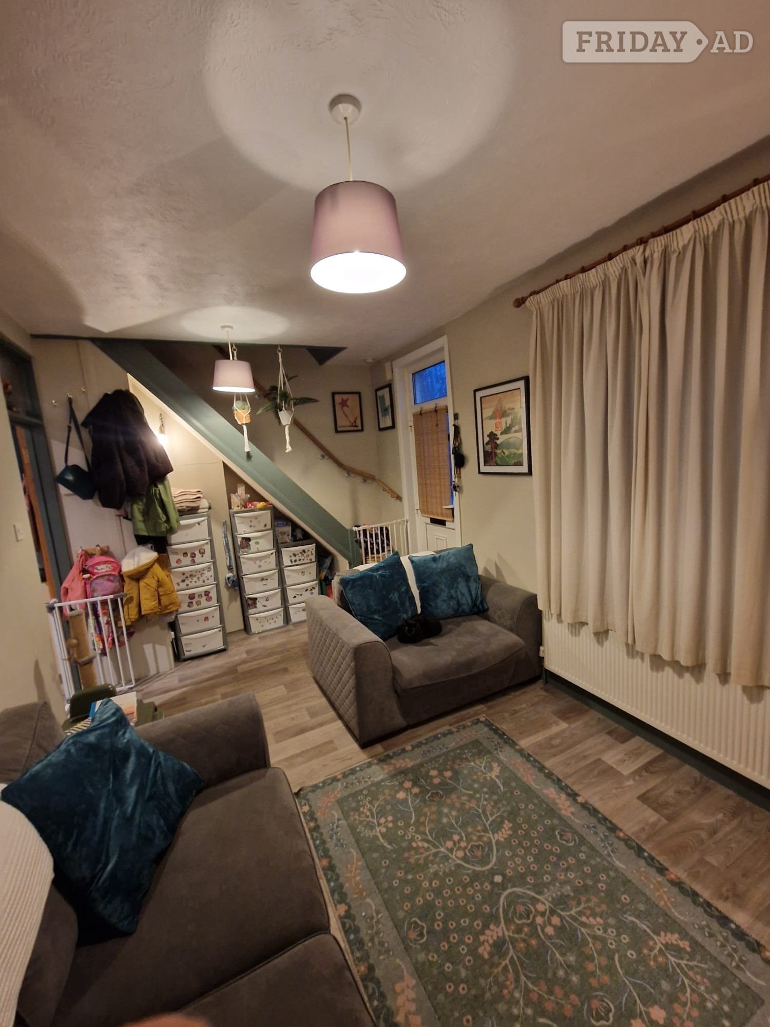 2 Bed house with courtyard garden & on street parking in town