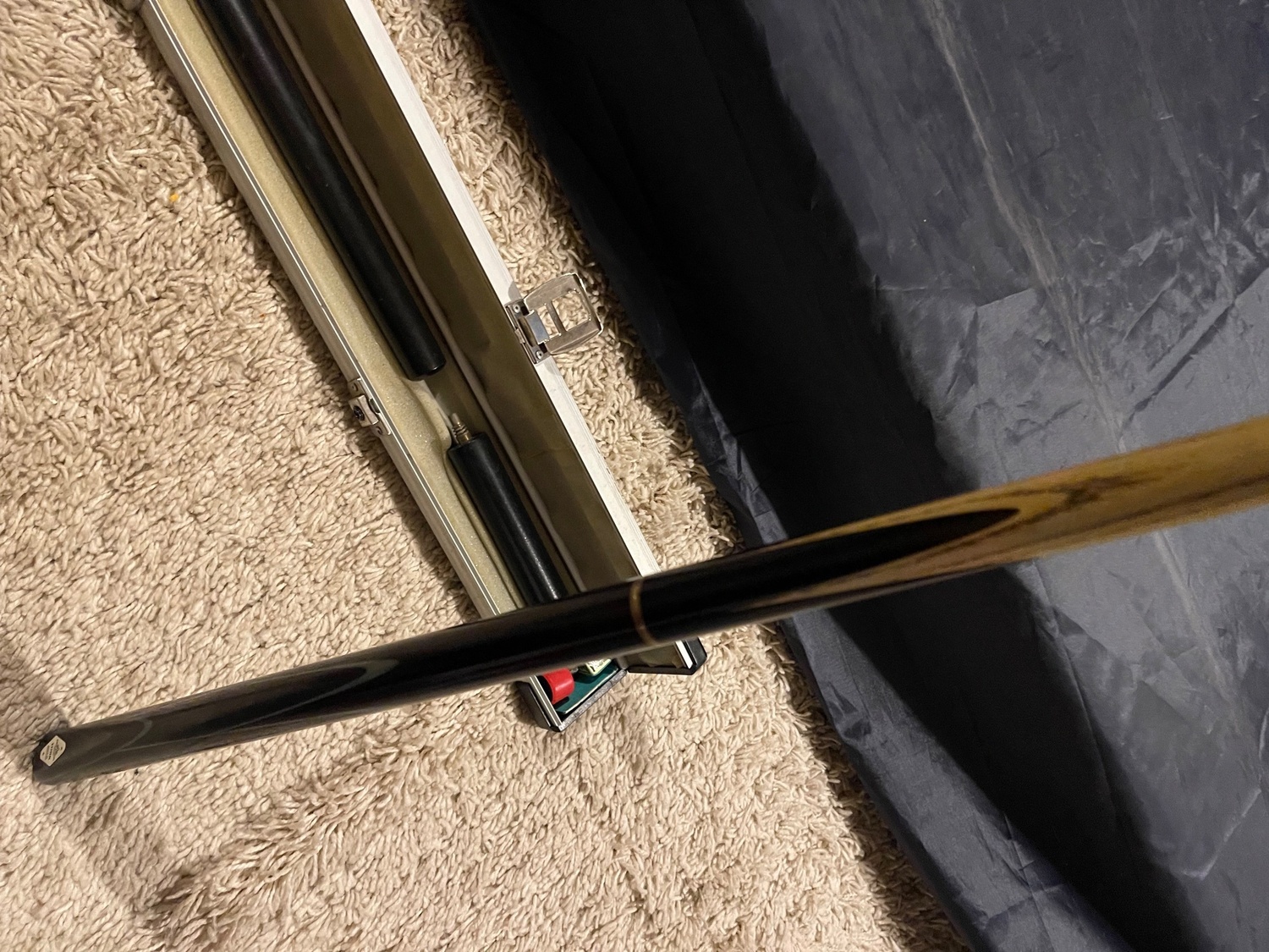 Hastings Peridon 58 inch 3/1/4. Hand spliced ash snooker cue. Case. 