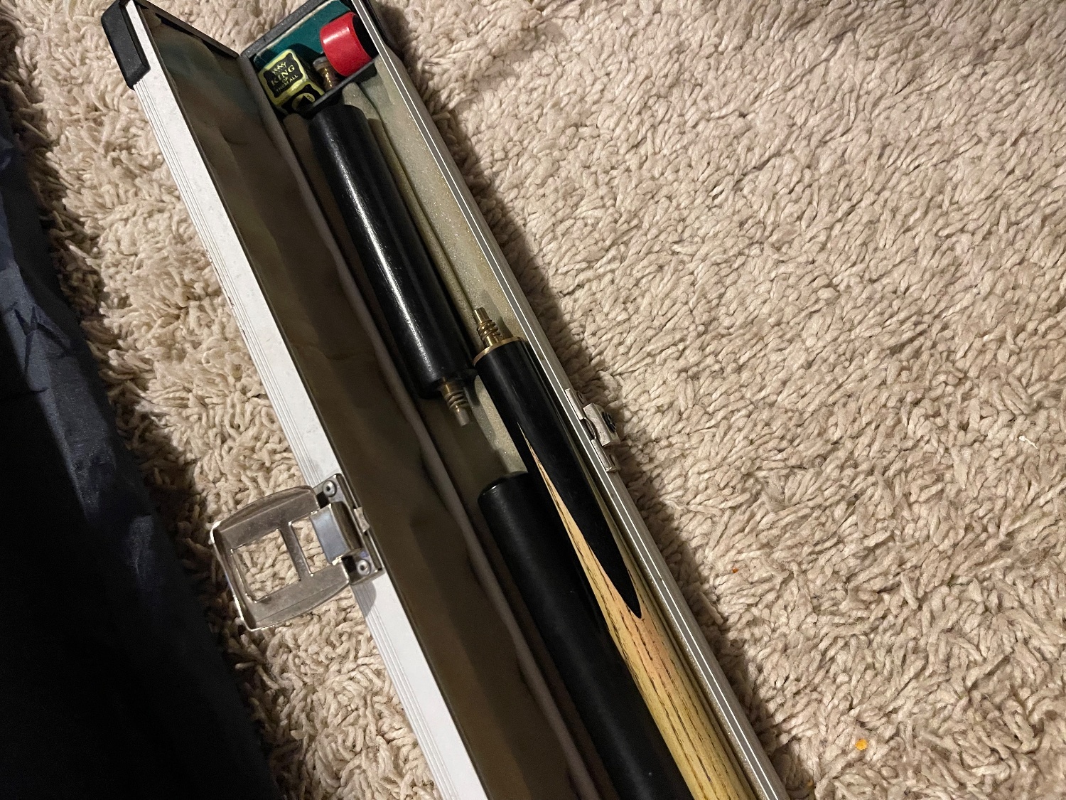 Peridon 58 inch 3/1/4. Hand spliced ash snooker cue. Case.  - Sports Equipment in Hastings